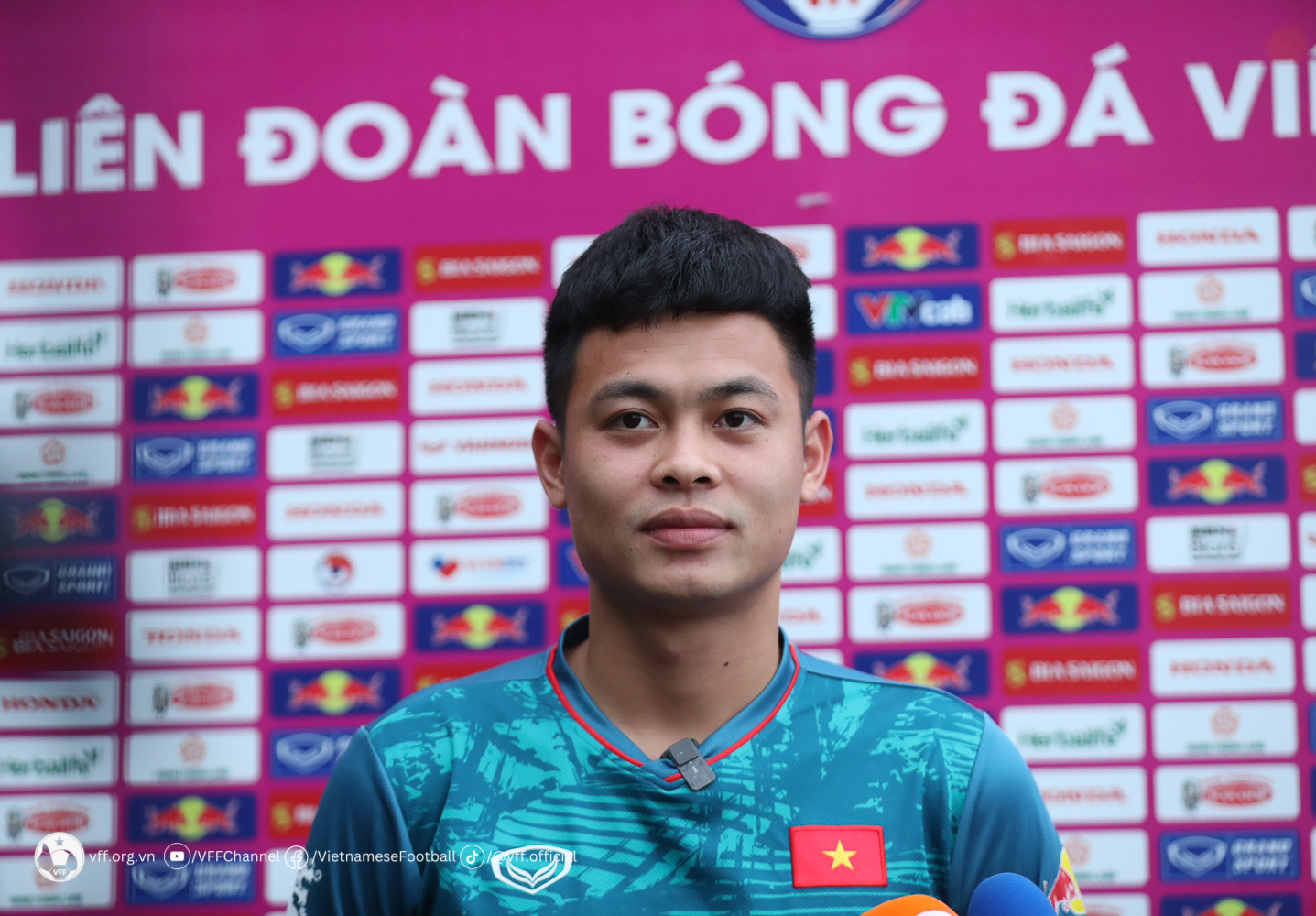Văn Toàn hứng khởi trong ngày tái ngộ các đồng đội tại đội tuyển Việt Nam Văn Toàn hứng khởi trong ngày tái ngộ các đồng đội tại đội tuyển Việt Nam
