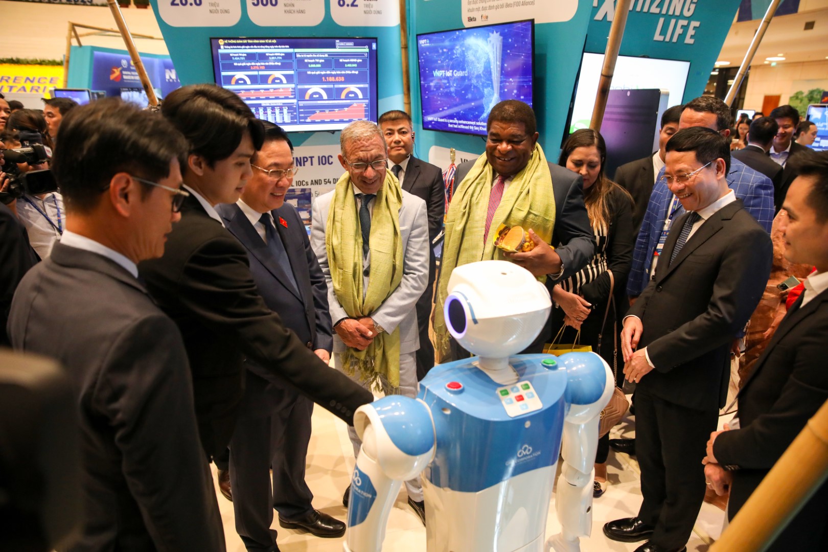 Robot, sản phẩm công nghệ Việt Nam ghi dấu ấn tại Hội nghị Nghị sĩ trẻ toàn cầu