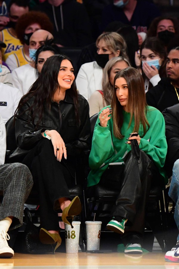 Thời trang đồng điệu của đôi bạn thân Kendall Jenner - Hailey Bieber