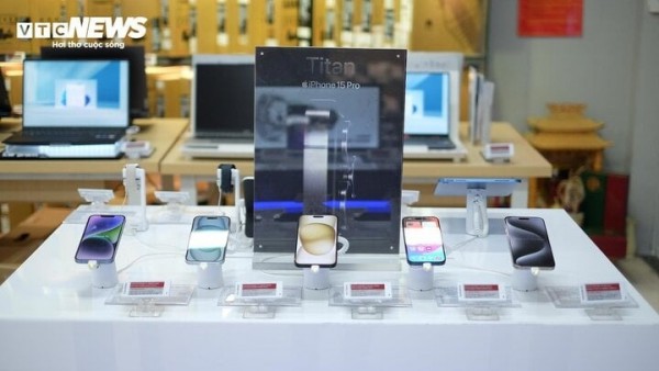 Hà Nội: Nhiều cửa hàng vắng hoe trong ngày đầu mở bán iPhone 15 ở Việt Nam Hà Nội: Nhiều cửa hàng vắng hoe trong ngày đầu mở bán iPhone 15 ở Việt Nam
