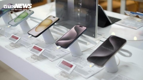 Hà Nội: Nhiều cửa hàng vắng hoe trong ngày đầu mở bán iPhone 15 ở Việt Nam Hà Nội: Nhiều cửa hàng vắng hoe trong ngày đầu mở bán iPhone 15 ở Việt Nam