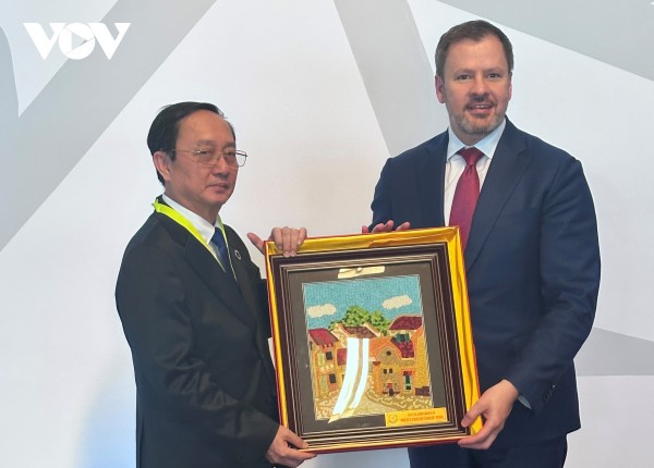 Bộ trưởng Huỳnh Thành Đạt gặp Bộ trưởng Công nghiệp, KH&TN Australia