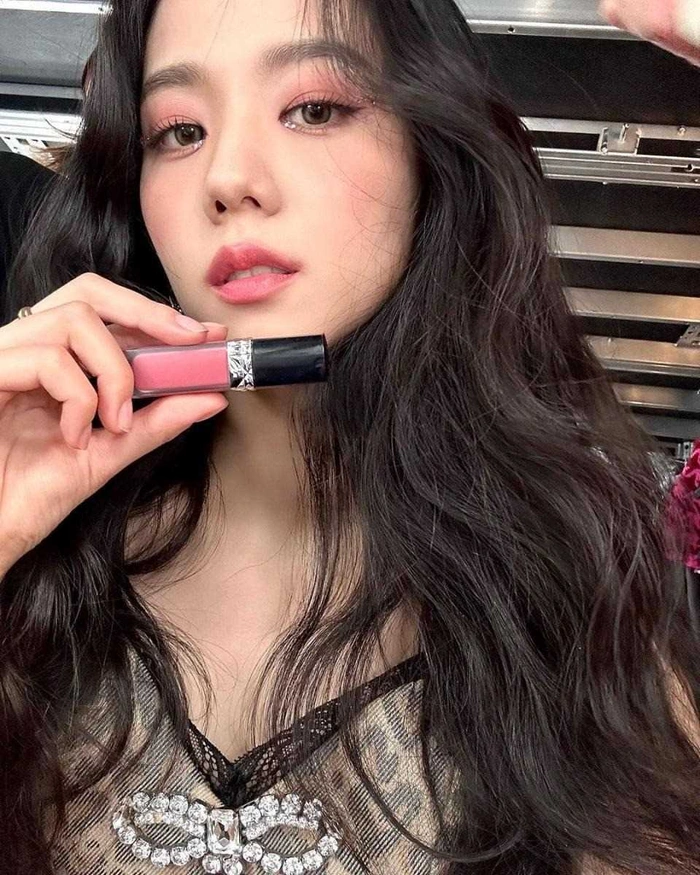 Đẹp như Jisoo (Blackpink) với 6 màu son hợp mốt mùa thu