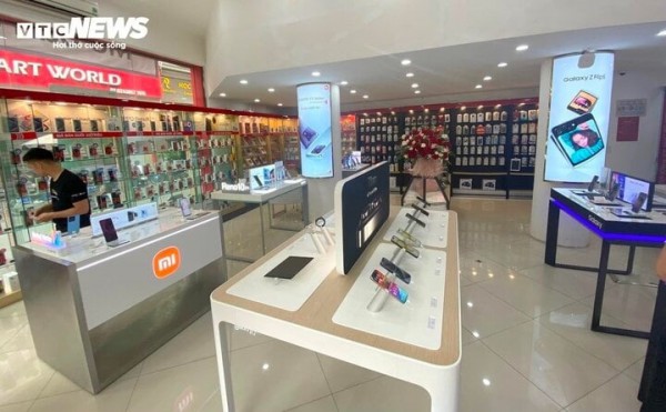 Hà Nội: Nhiều cửa hàng vắng hoe trong ngày đầu mở bán iPhone 15 ở Việt Nam Hà Nội: Nhiều cửa hàng vắng hoe trong ngày đầu mở bán iPhone 15 ở Việt Nam