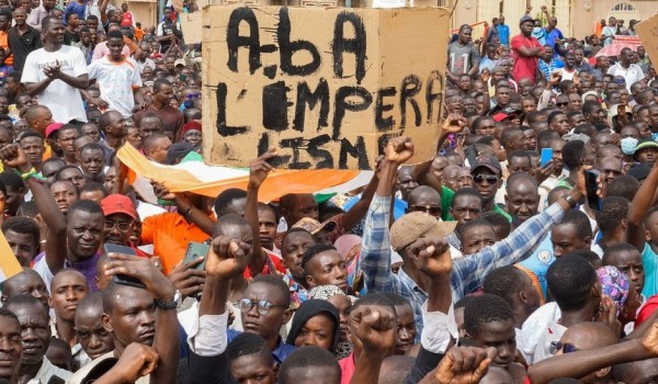 Người dân Niger tuần hành ăn mừng Pháp rút quân Người dân Niger tuần hành ăn mừng Pháp rút quân