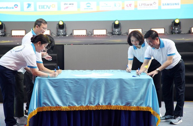 Hơn 1.500 vận động viên tranh tài tại vòng chung kết Giải chạy Báo Hànộimới mở rộng lần thứ 48 - Ảnh 3. Hơn 1.500 vận động viên tranh tài tại vòng chung kết Giải chạy Báo Hànộimới mở rộng lần thứ 48 - Ảnh 3.