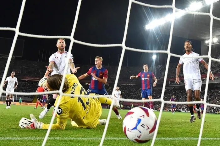 Sergio Ramos phản lưới nhà, Sevilla thất bại trước Barcelona Sergio Ramos phản lưới nhà, Sevilla thất bại trước Barcelona