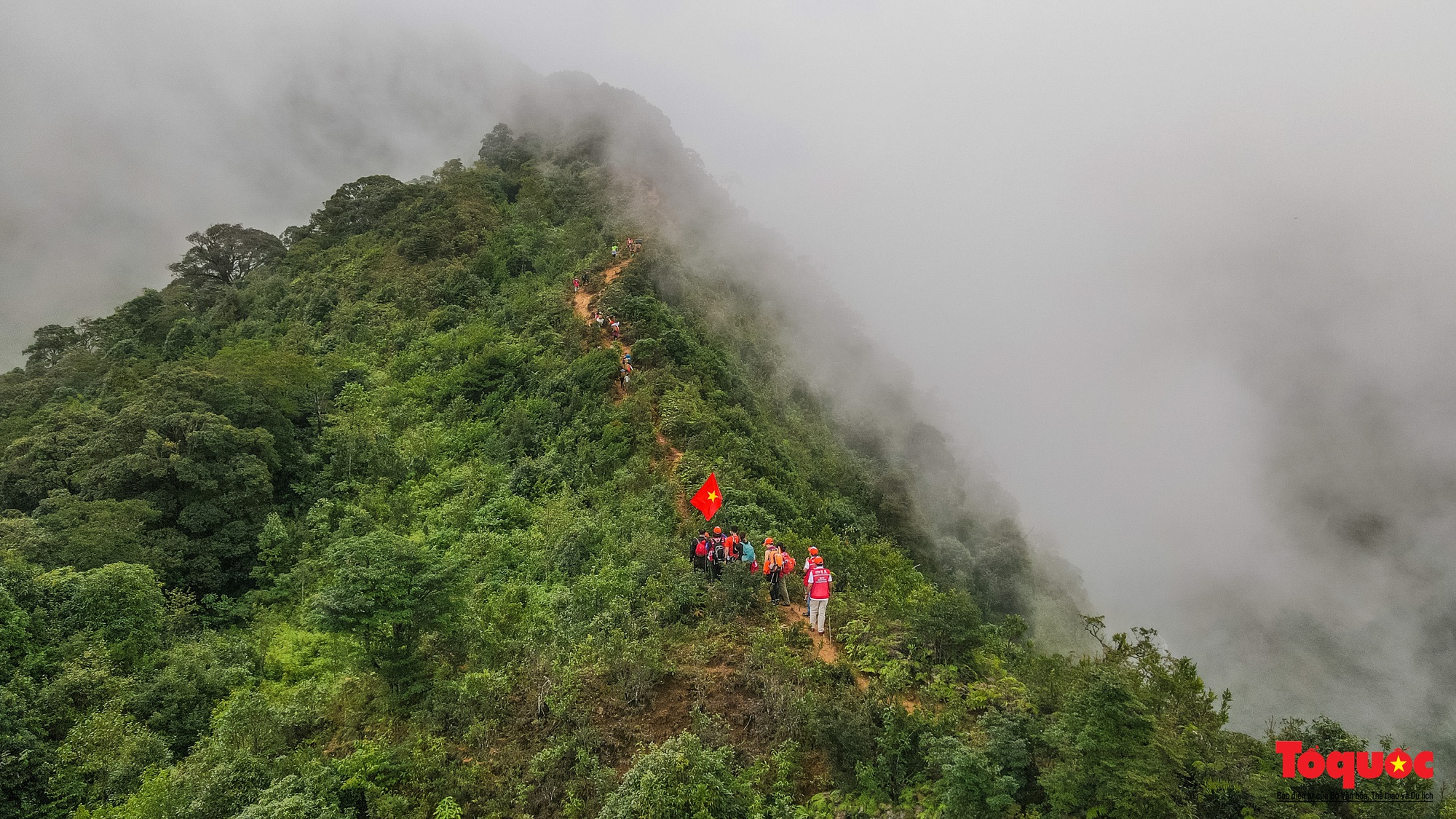 Hơn 100 nhà báo, phóng viên chinh phục đỉnh Tà Chì Nhù ở độ cao 2927m - Ảnh 4. Hơn 100 nhà báo, phóng viên chinh phục đỉnh Tà Chì Nhù ở độ cao 2927m - Ảnh 4.