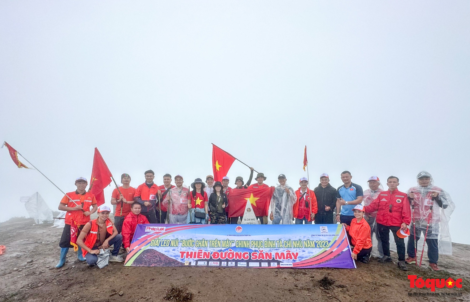 Hơn 100 nhà báo, phóng viên chinh phục đỉnh Tà Chì Nhù ở độ cao 2927m - Ảnh 15. Hơn 100 nhà báo, phóng viên chinh phục đỉnh Tà Chì Nhù ở độ cao 2927m - Ảnh 15.