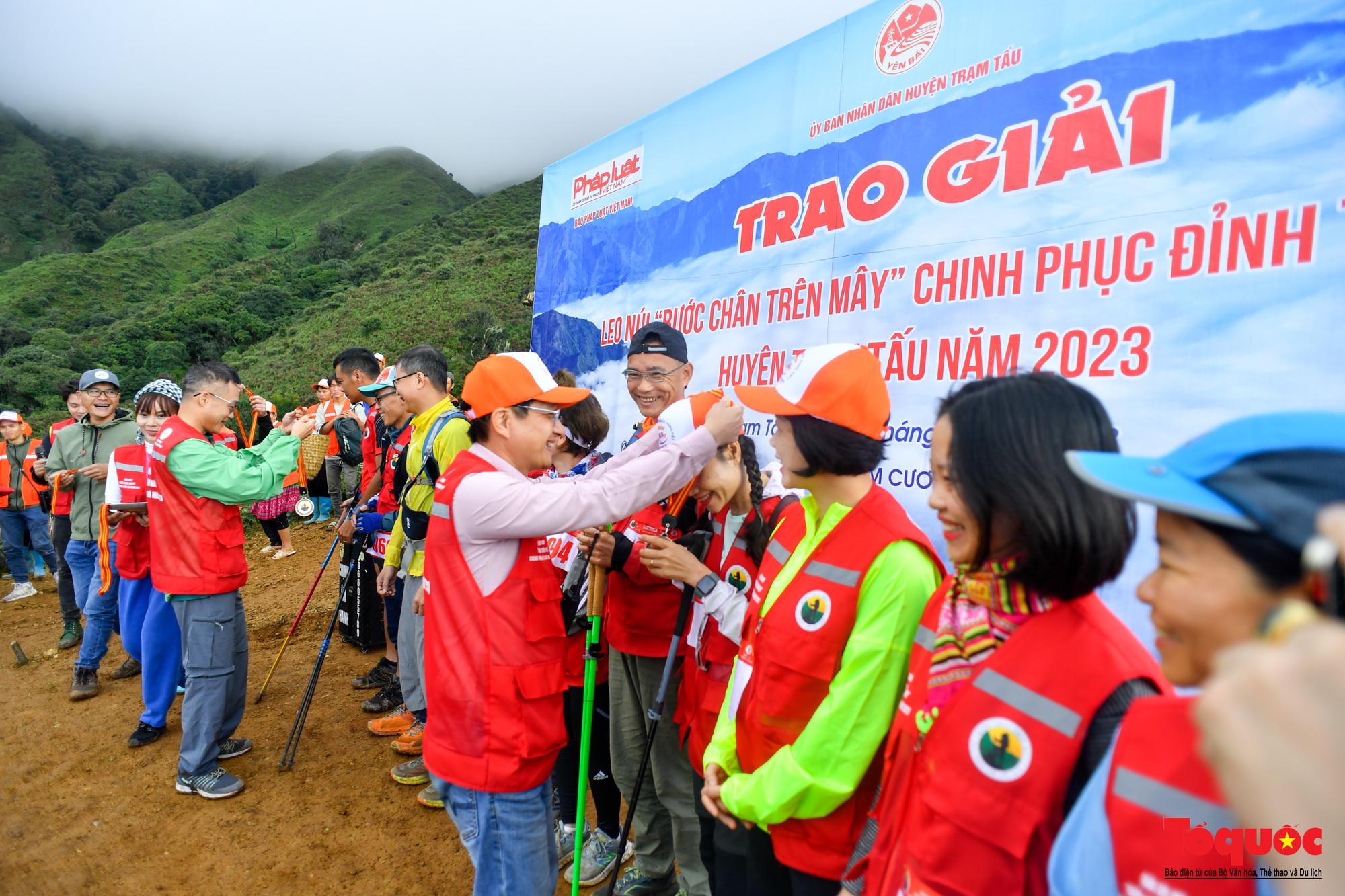 Hơn 100 nhà báo, phóng viên chinh phục đỉnh Tà Chì Nhù ở độ cao 2927m - Ảnh 16. Hơn 100 nhà báo, phóng viên chinh phục đỉnh Tà Chì Nhù ở độ cao 2927m - Ảnh 16.