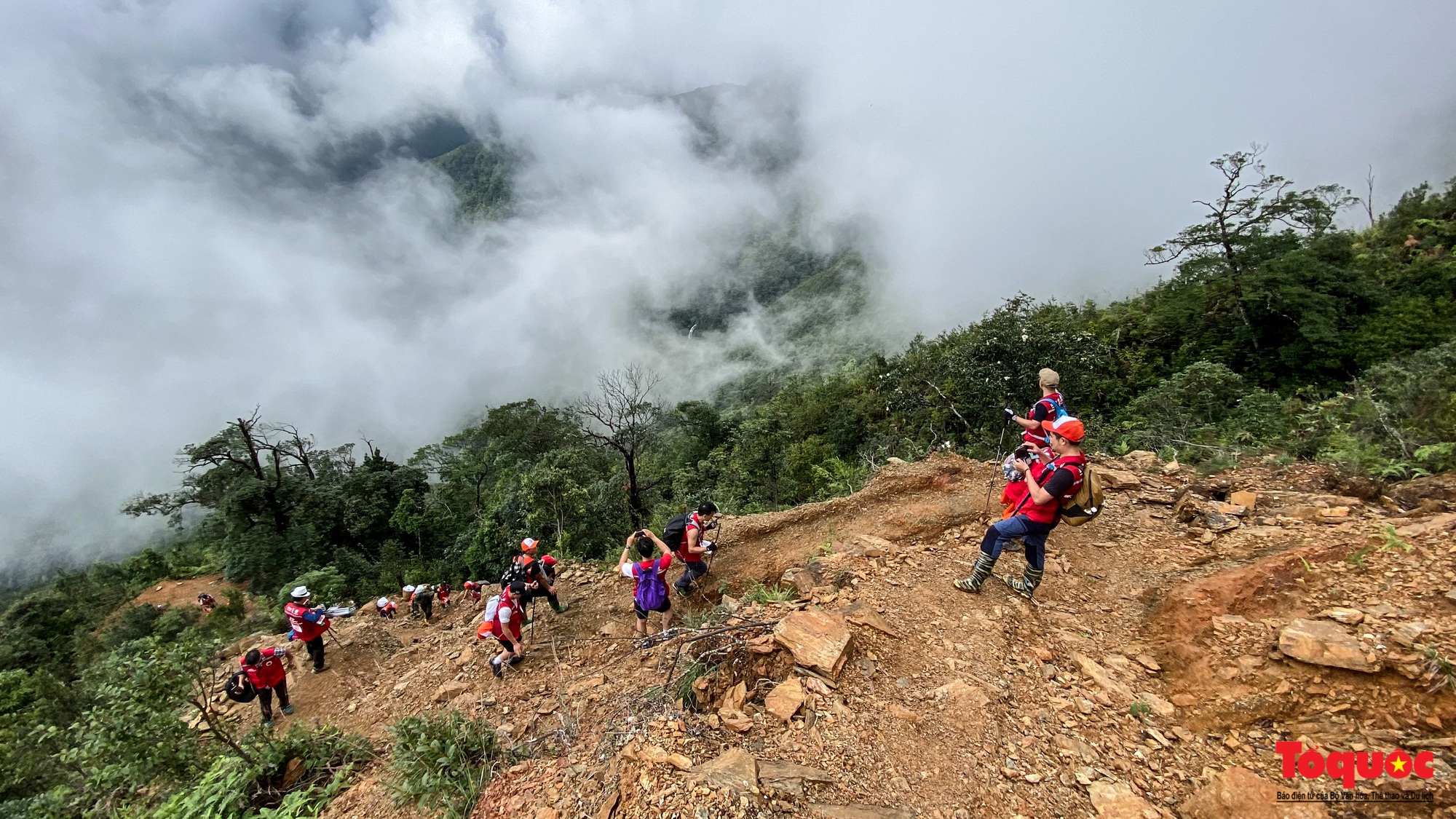 Hơn 100 nhà báo, phóng viên chinh phục đỉnh Tà Chì Nhù ở độ cao 2927m - Ảnh 5. Hơn 100 nhà báo, phóng viên chinh phục đỉnh Tà Chì Nhù ở độ cao 2927m - Ảnh 5.