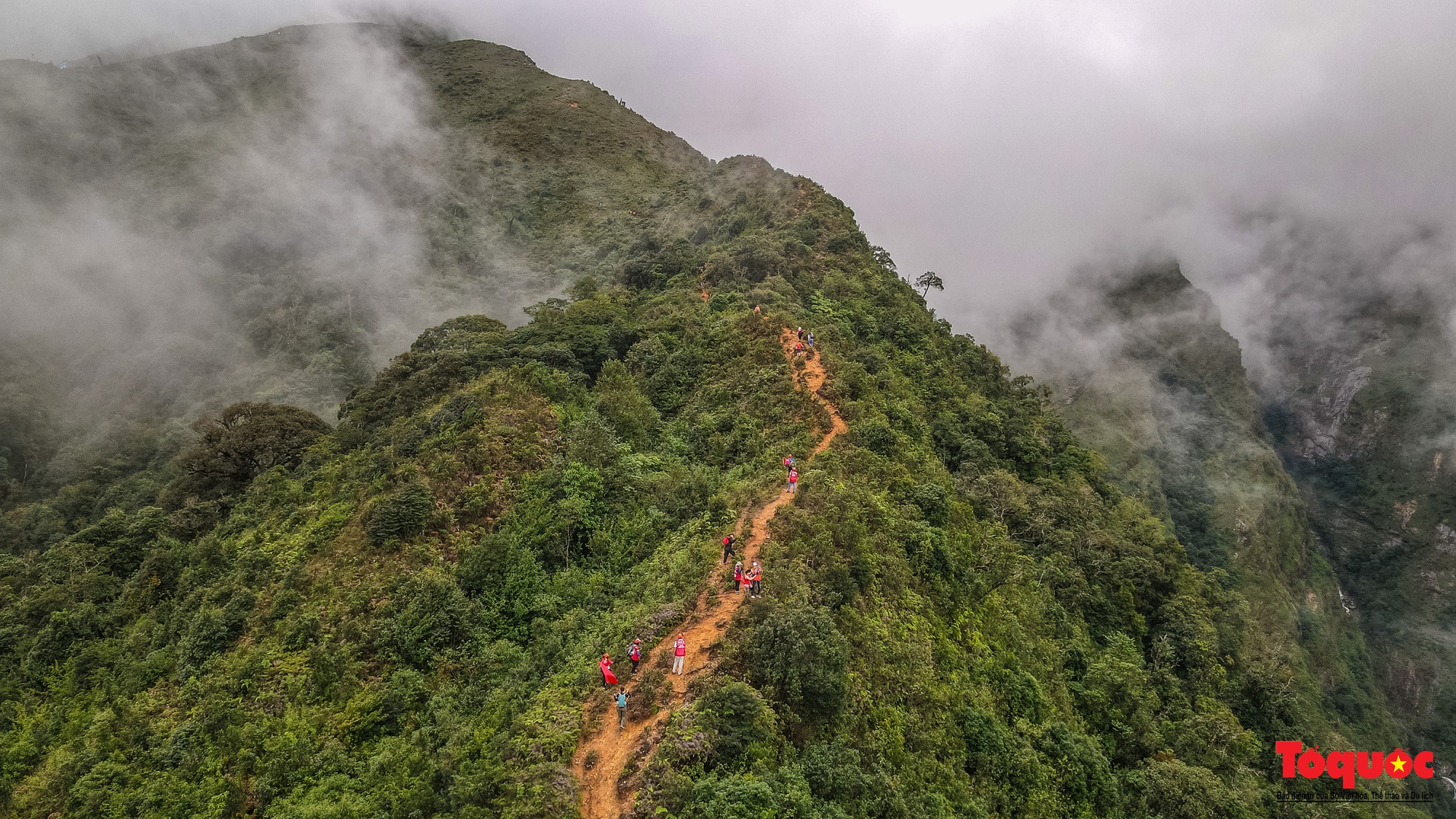 Hơn 100 nhà báo, phóng viên chinh phục đỉnh Tà Chì Nhù ở độ cao 2927m - Ảnh 3. Hơn 100 nhà báo, phóng viên chinh phục đỉnh Tà Chì Nhù ở độ cao 2927m - Ảnh 3.