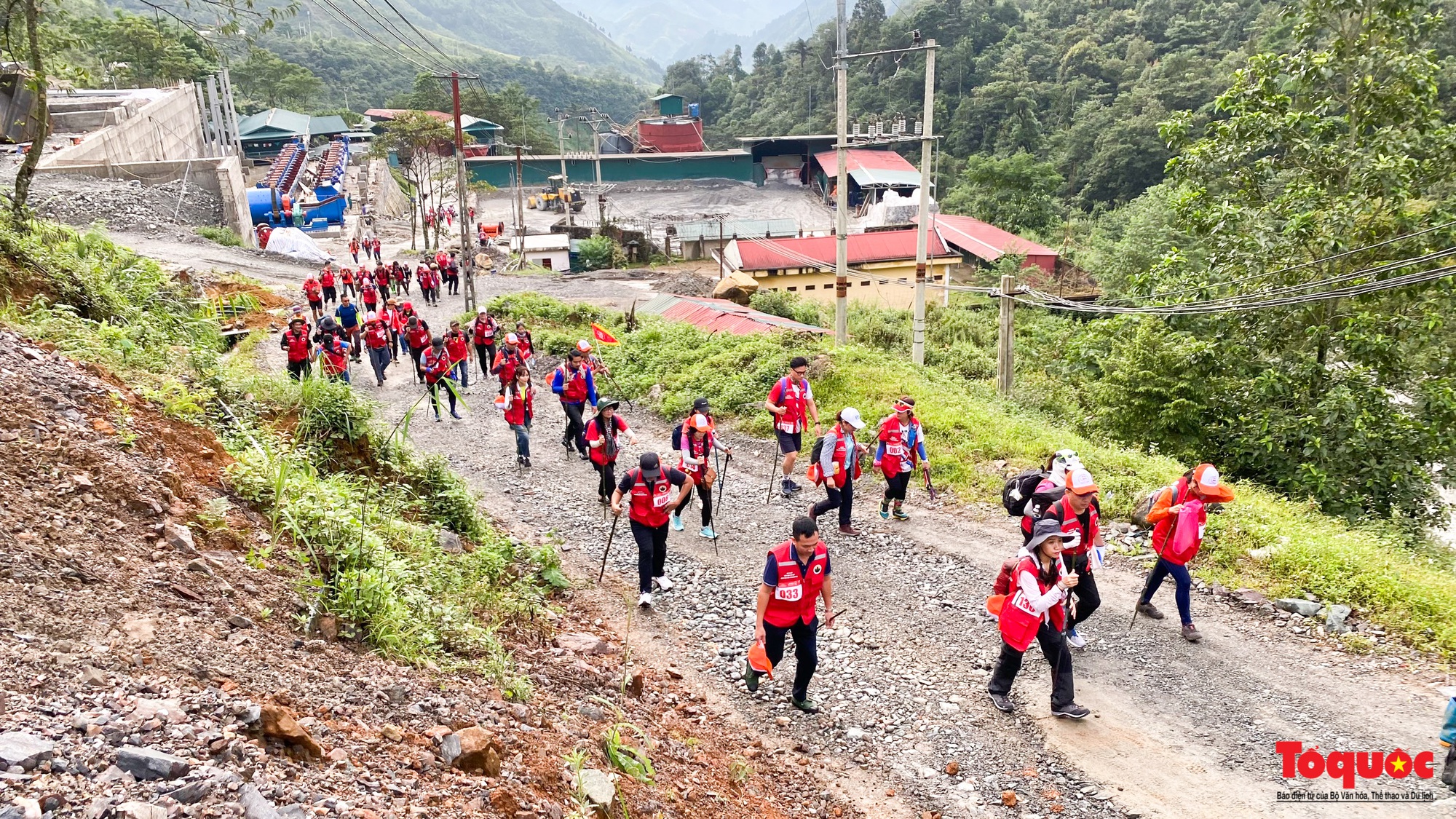 Hơn 100 nhà báo, phóng viên chinh phục đỉnh Tà Chì Nhù ở độ cao 2927m - Ảnh 2. Hơn 100 nhà báo, phóng viên chinh phục đỉnh Tà Chì Nhù ở độ cao 2927m - Ảnh 2.