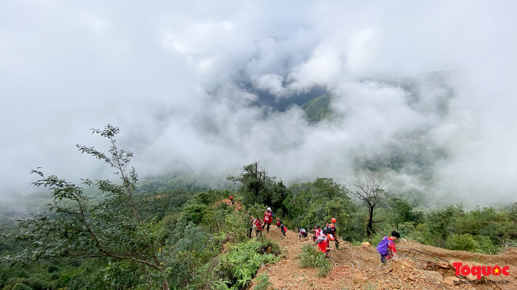 Hơn 100 nhà báo, phóng viên chinh phục đỉnh Tà Chì Nhù ở độ cao 2927m - Ảnh 7. Hơn 100 nhà báo, phóng viên chinh phục đỉnh Tà Chì Nhù ở độ cao 2927m - Ảnh 7.