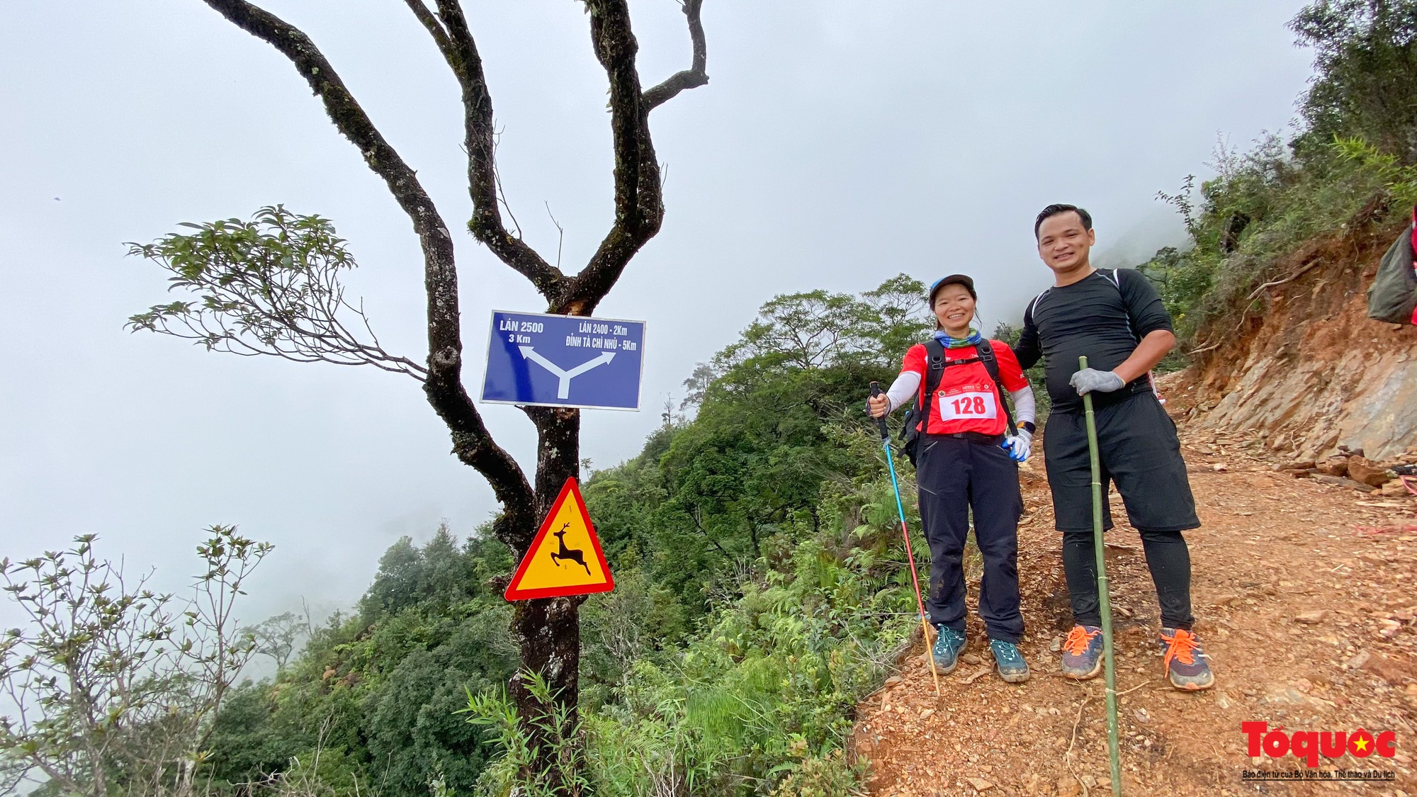 Hơn 100 nhà báo, phóng viên chinh phục đỉnh Tà Chì Nhù ở độ cao 2927m - Ảnh 10. Hơn 100 nhà báo, phóng viên chinh phục đỉnh Tà Chì Nhù ở độ cao 2927m - Ảnh 10.