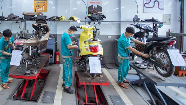 Sau mưa ngập, sửa xe máy giật mình với báo giá chính hãng