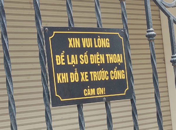 Có tiền mua ô tô mà không lo nổi chỗ gửi, ăn vạ trước cửa nhà người ta!