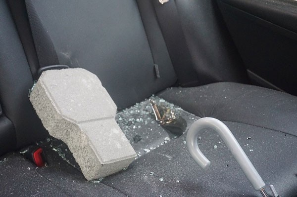 Có tiền mua ô tô mà không lo nổi chỗ gửi, ăn vạ trước cửa nhà người ta!