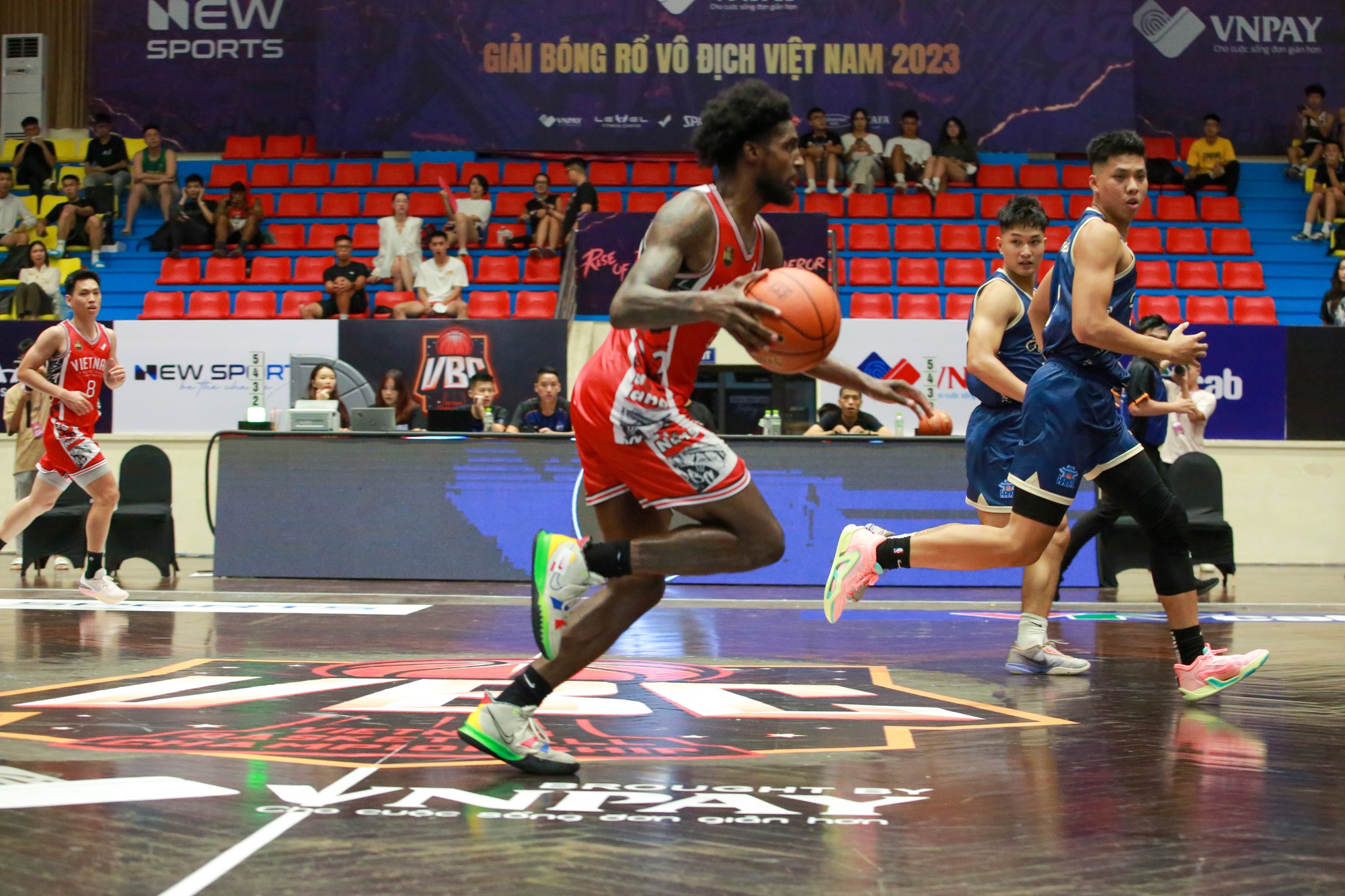 Khán giả thủ đô "mãn nhãn" với giải bóng rổ Vietnam Pro-Am Basketball Championship 2023 - Ảnh 12. Khán giả thủ đô "mãn nhãn" với giải bóng rổ Vietnam Pro-Am Basketball Championship 2023 - Ảnh 12.