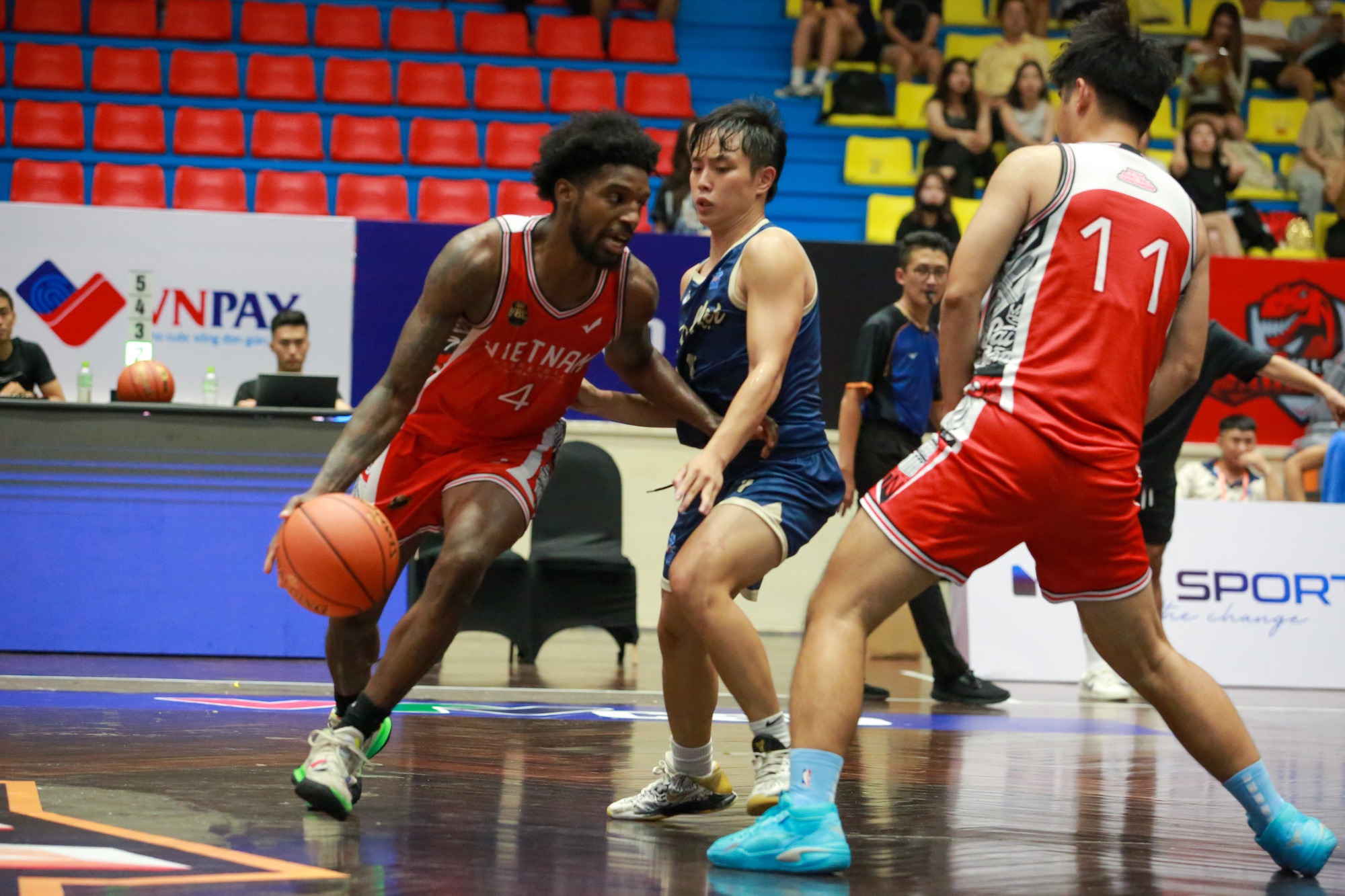 Khán giả thủ đô "mãn nhãn" với giải bóng rổ Vietnam Pro-Am Basketball Championship 2023 - Ảnh 10. Khán giả thủ đô "mãn nhãn" với giải bóng rổ Vietnam Pro-Am Basketball Championship 2023 - Ảnh 10.