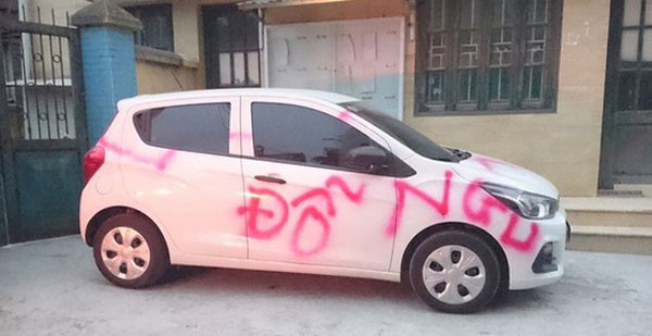 Có tiền mua ô tô mà không lo nổi chỗ gửi, "ăn vạ" trước cửa nhà người ta!