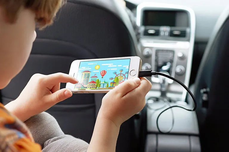 Sạc điện thoại trên ô tô: Thói quen không tốt, lợi bất cập hại Sạc điện thoại trên ô tô: Thói quen không tốt, lợi bất cập hại