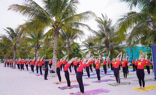 Gần 1.000 người tham gia giải thi đấu Yoga Hướng mặt trời lần 2 - Ảnh 2. Gần 1.000 người tham gia giải thi đấu Yoga Hướng mặt trời lần 2 - Ảnh 2.