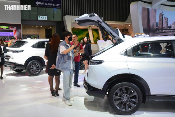 Ô tô đại hạ giá ồ ạt ra mẫu mã mới, sức mua hồi phục