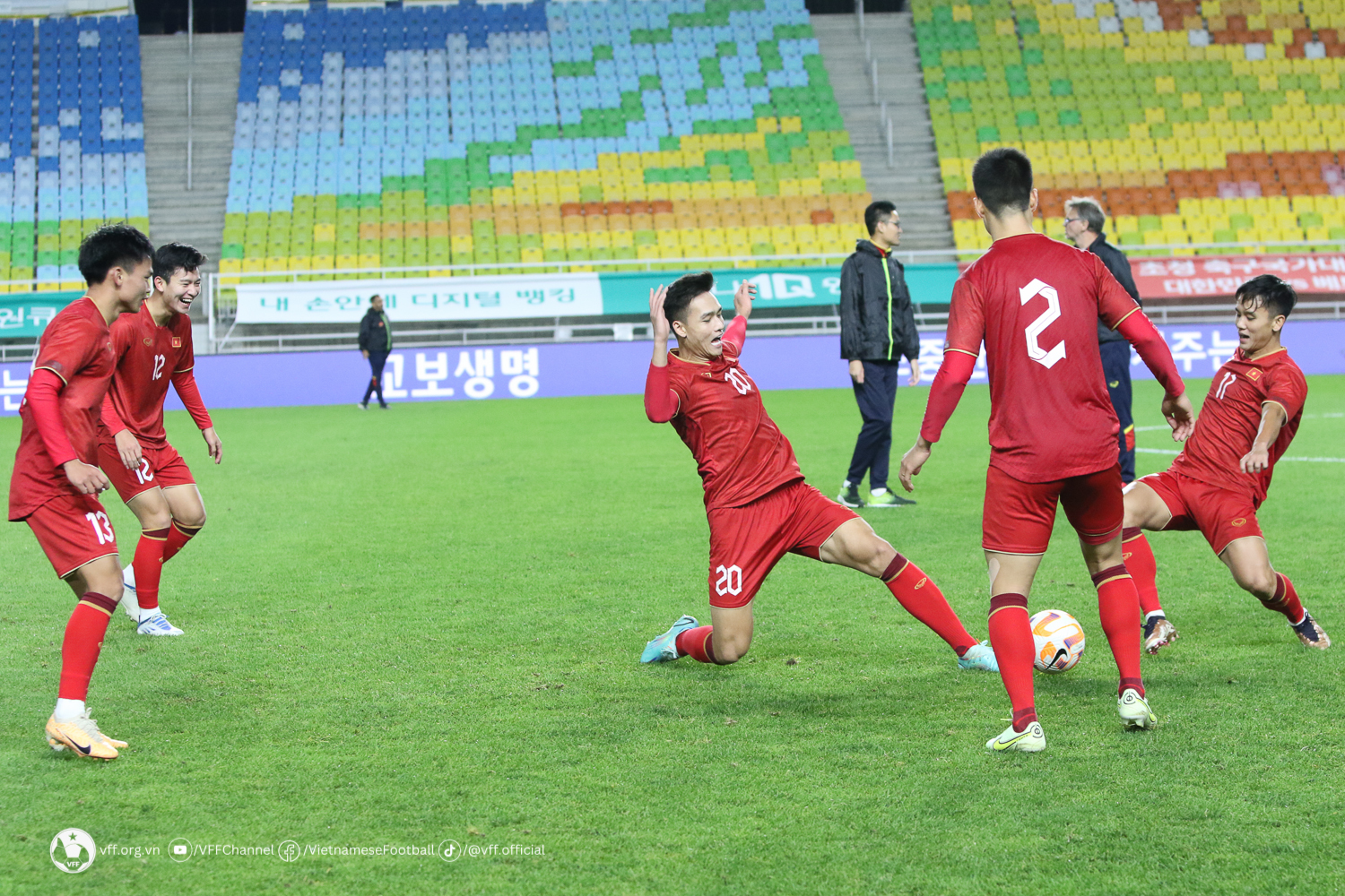 HLV Philippe Troussier ví trận đấu với ĐT Hàn Quốc như một món quà dành cho các cầu thủ Việt Nam