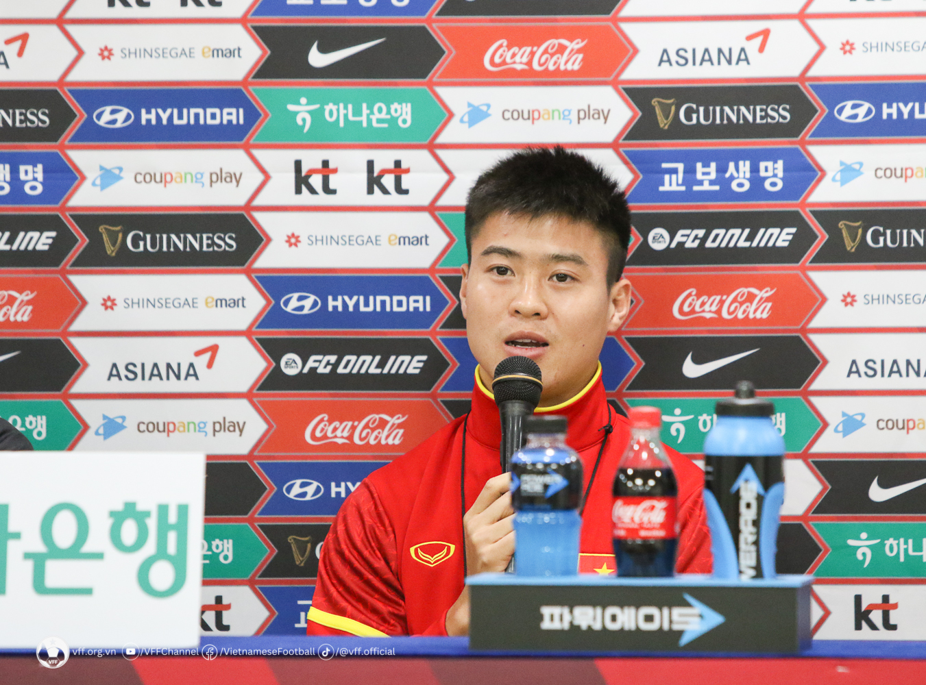 HLV Philippe Troussier ví trận đấu với ĐT Hàn Quốc như một món quà dành cho các cầu thủ Việt Nam