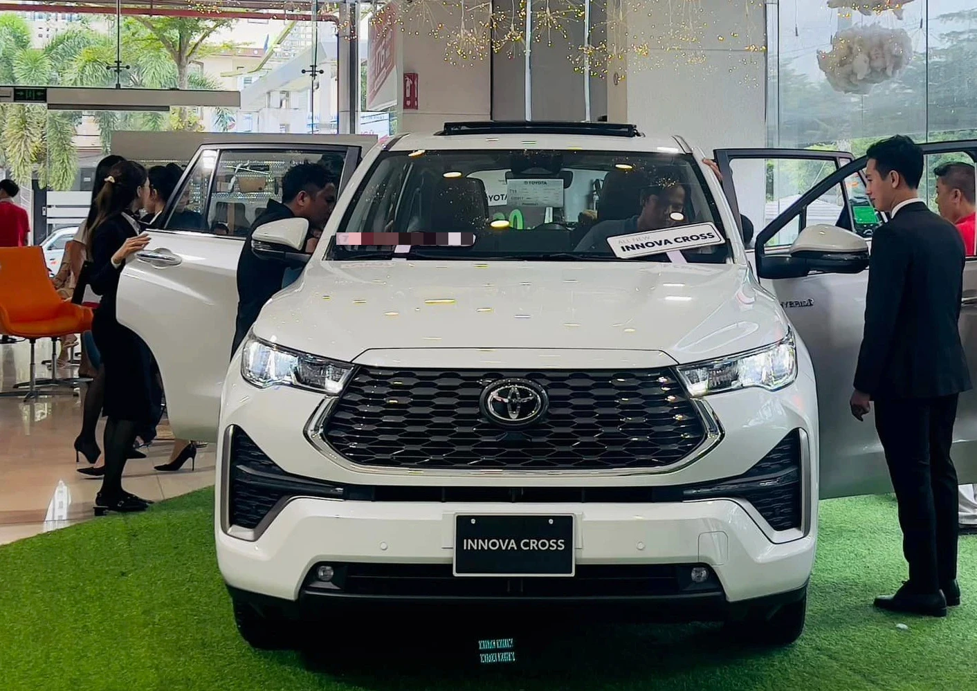 Toyota Innova Cross bán kèm gói Toyota Innova Cross bán kèm gói