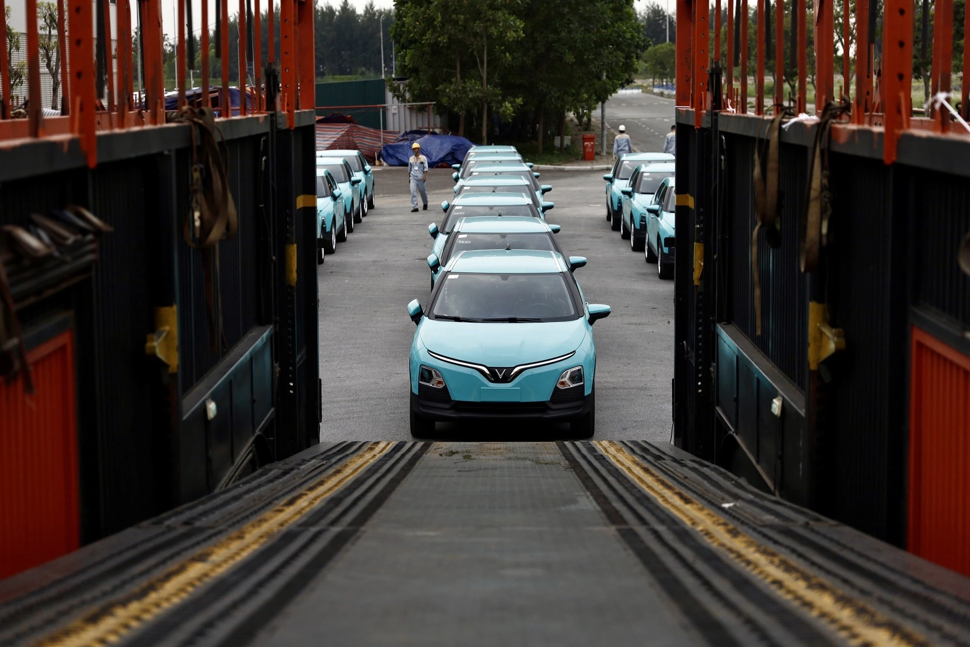 150 chiếc VinFast VF 5 xuất sang Lào để làm gì?