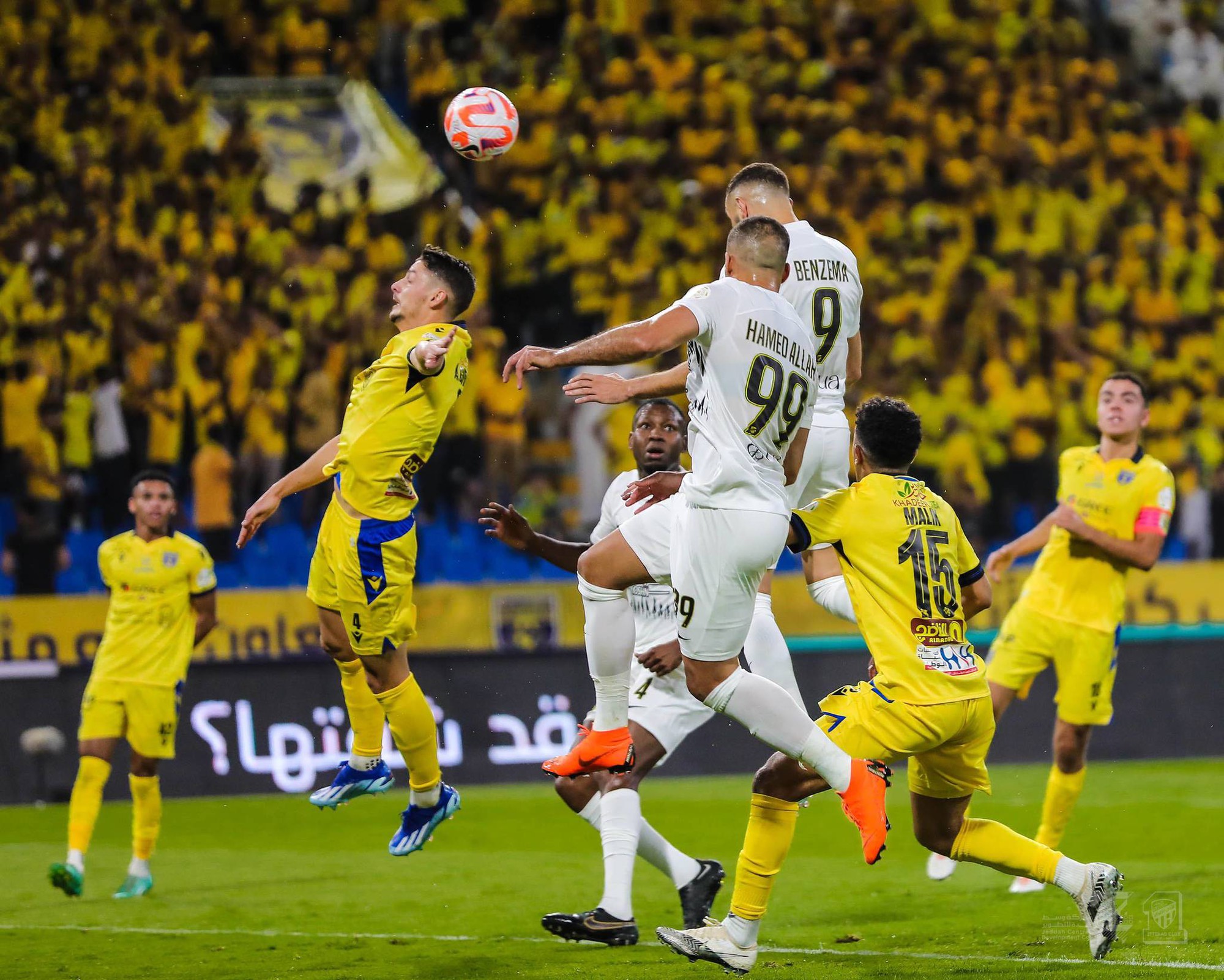 Benzema ghi cả 2 bàn trong trận hòa 1-1 của Al Ittihad