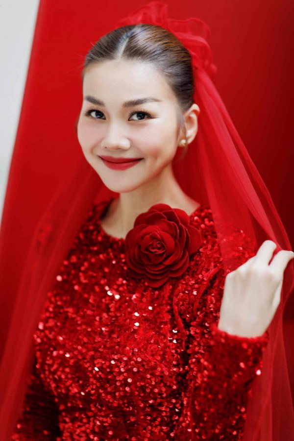 Thanh Hằng diện áo dài sequin, rạng rỡ ngày 