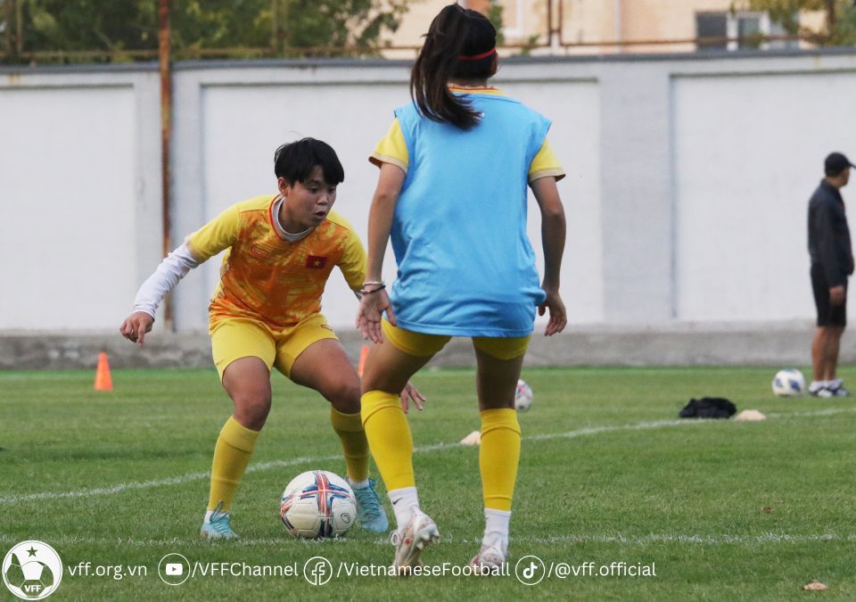 ĐT nữ Việt Nam tập buổi đầu tại Tashkent