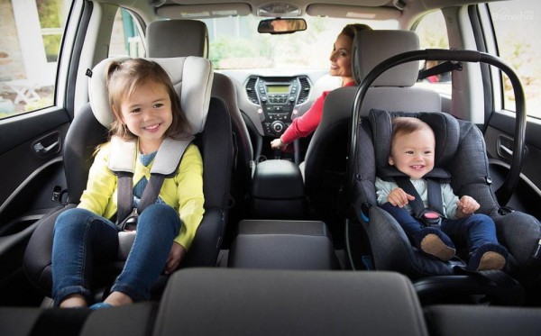 Vì sao không nên cho trẻ em ngồi ghế trước ô tô?