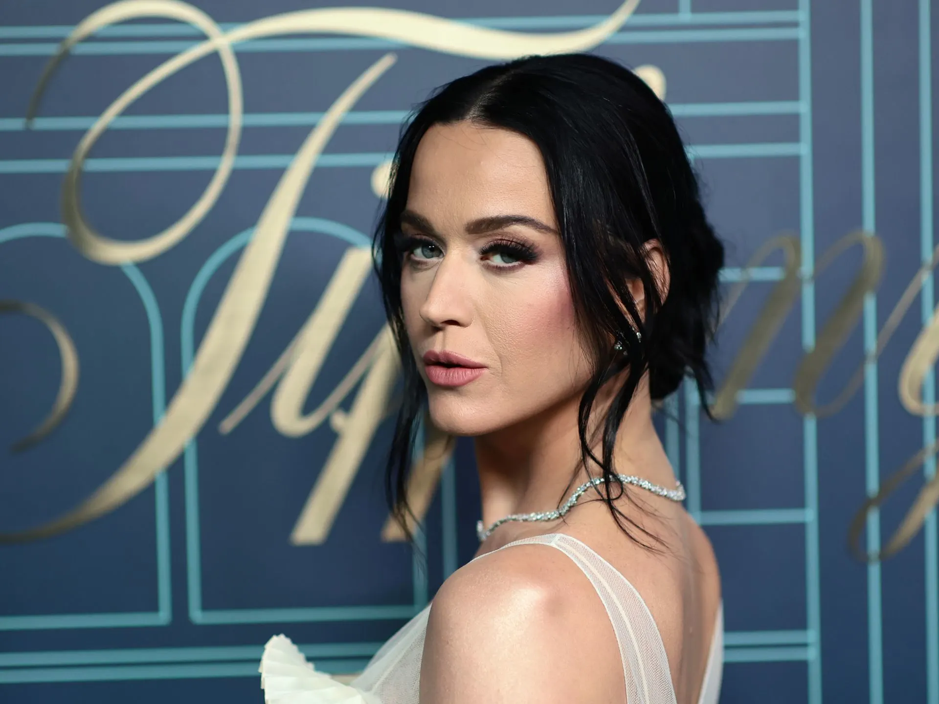 Chiêu dưỡng da đánh bay mụn của Katy Perry