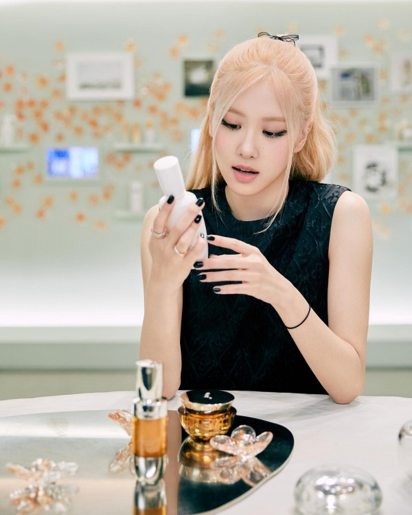 Dưỡng da đơn giản, căng mướt như Rosé (Blackpink)