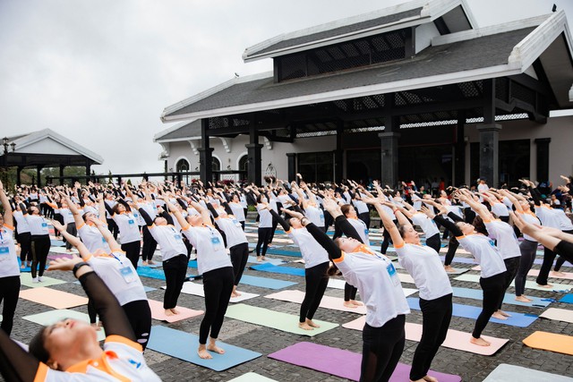 Gần 1.000 người tham gia giải thi đấu Yoga Hướng mặt trời lần 2 - Ảnh 1. Gần 1.000 người tham gia giải thi đấu Yoga Hướng mặt trời lần 2 - Ảnh 1.