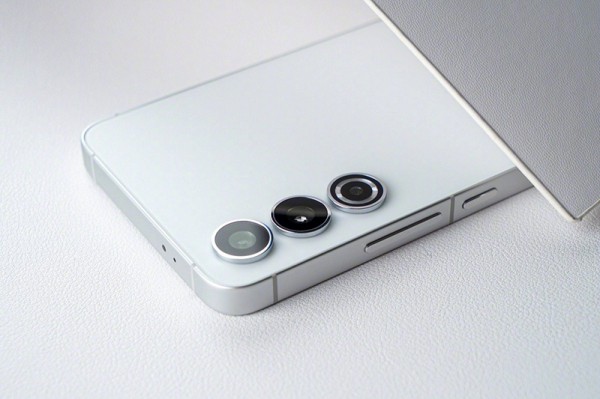 Gia đình Galaxy S24 ra mắt năm sau sẽ có khung titan Gia đình Galaxy S24 ra mắt năm sau sẽ có khung titan