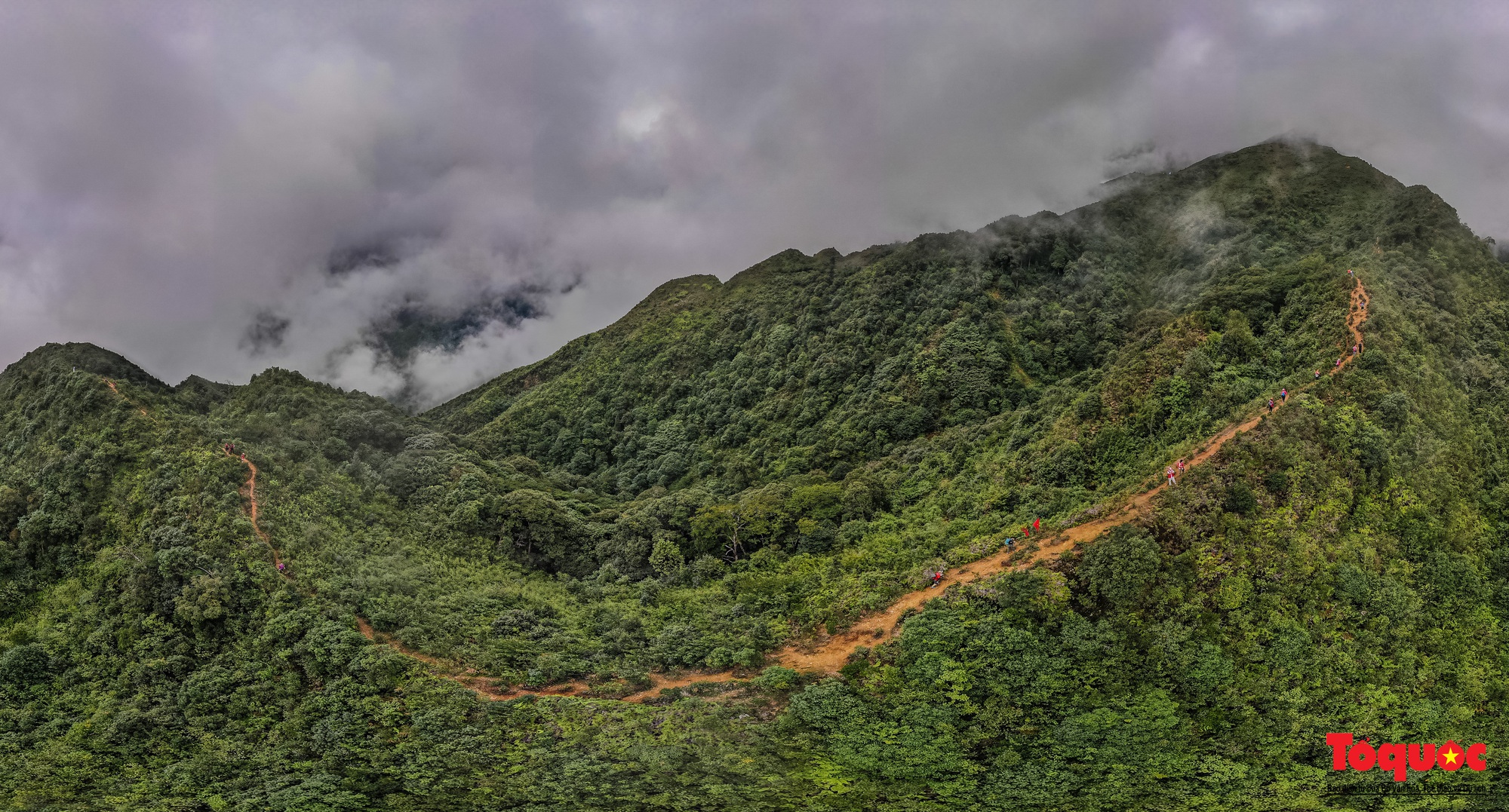 Hơn 100 nhà báo, phóng viên chinh phục đỉnh Tà Chì Nhù ở độ cao 2927m - Ảnh 1. Hơn 100 nhà báo, phóng viên chinh phục đỉnh Tà Chì Nhù ở độ cao 2927m - Ảnh 1.