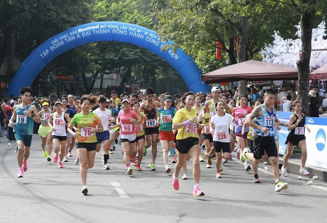 Hơn 1.500 vận động viên tranh tài tại vòng chung kết Giải chạy Báo Hànộimới mở rộng lần thứ 48 - Ảnh 1. Hơn 1.500 vận động viên tranh tài tại vòng chung kết Giải chạy Báo Hànộimới mở rộng lần thứ 48 - Ảnh 1.