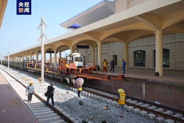 Trung Quốc hoàn tất lắp ray đoạn đường sắt cao tốc tới biên giới Việt - Trung Trung Quốc hoàn tất lắp ray đoạn đường sắt cao tốc tới biên giới Việt - Trung