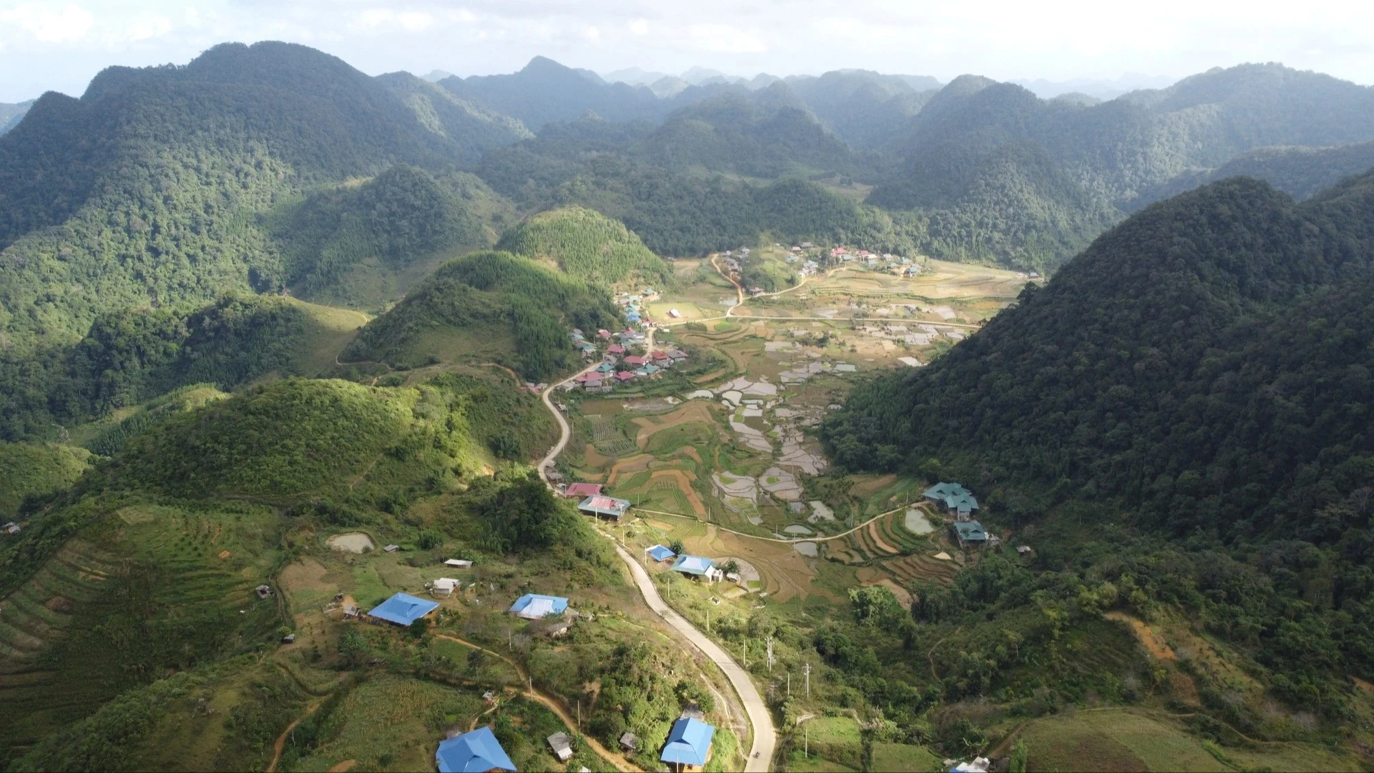 Gần hết học kỳ một trường học vẫn chưa có giáo viên tiếng Anh - Ảnh 1. Gần hết học kỳ một trường học vẫn chưa có giáo viên tiếng Anh - Ảnh 1.