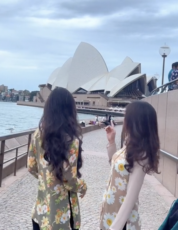 Hai cô gái tự tin diện đồ bà ba khi đang du lịch Paris, Sydney khiến ai ai cũng phải ngoái nhìn