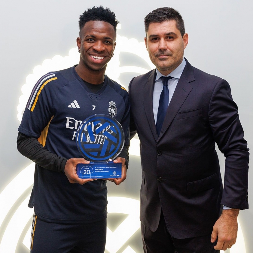 Vinicius nhận danh hiệu Cầu thủ xuất sắc nhất mùa 2022/23 tại La Liga