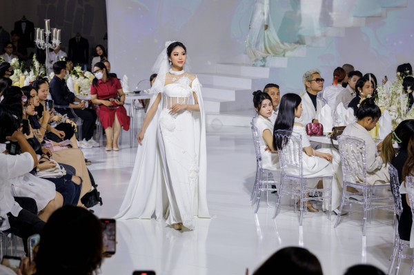 Hoa hậu Lan Anh diện váy cưới, chinh phục sàn catwalk