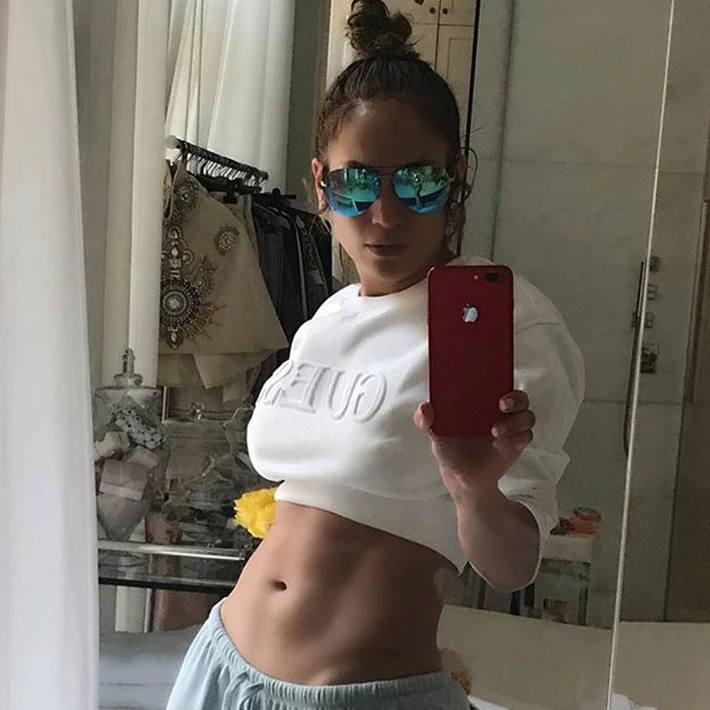 Vóc dáng đạt tỷ lệ vàng của Jennifer Lopez ở tuổi 54