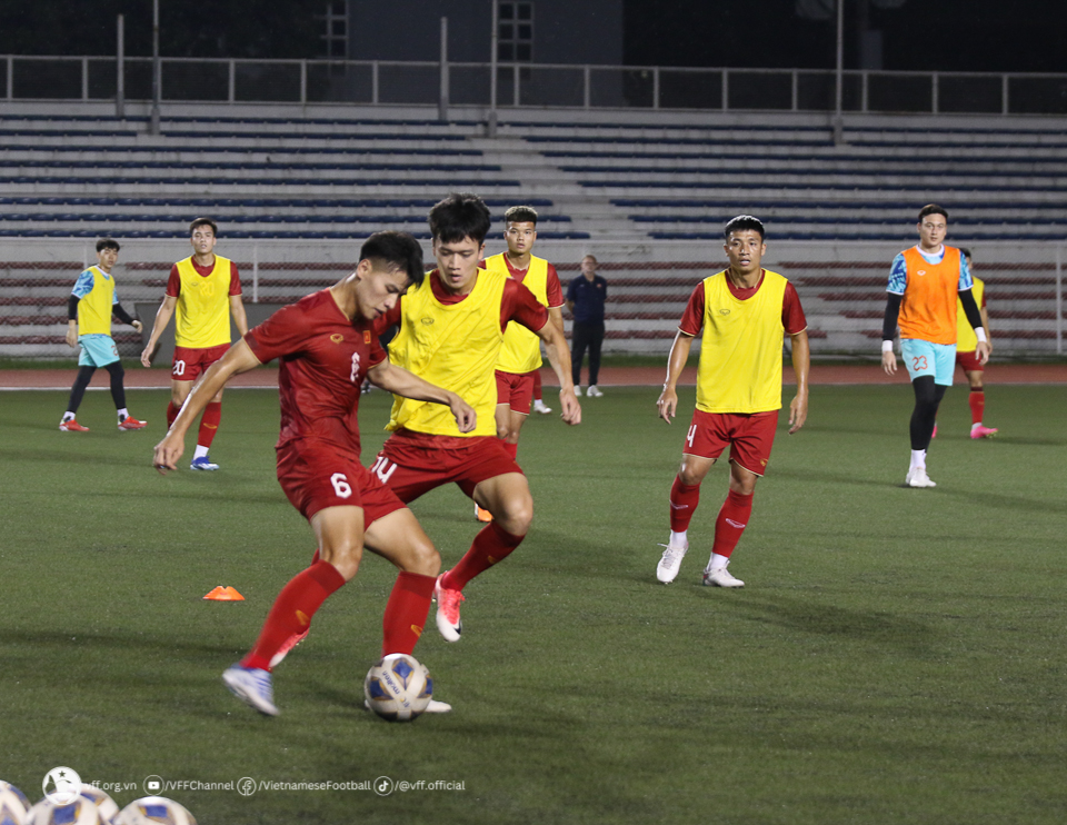 Đội tuyển Việt Nam tập trung cao độ trong buổi rèn quân đầu tiên trên sân Rizal Memorial