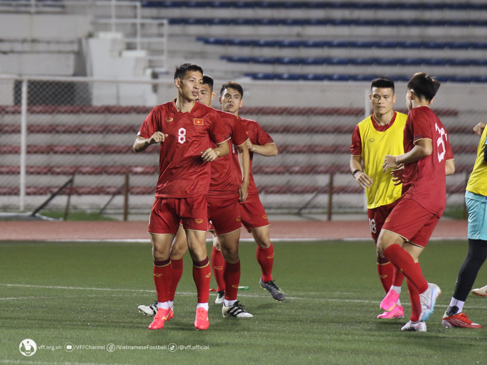 Đội tuyển Việt Nam tập trung cao độ trong buổi rèn quân đầu tiên trên sân Rizal Memorial